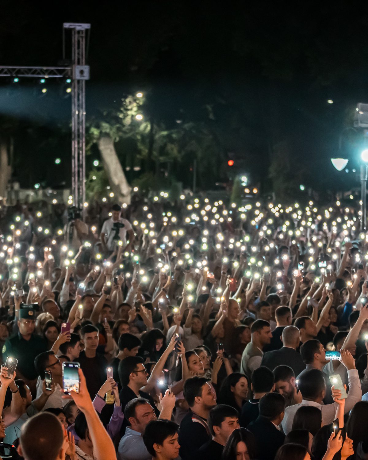 Thousands of fans holding up phone lights at a Stephen Ridley open-air concert