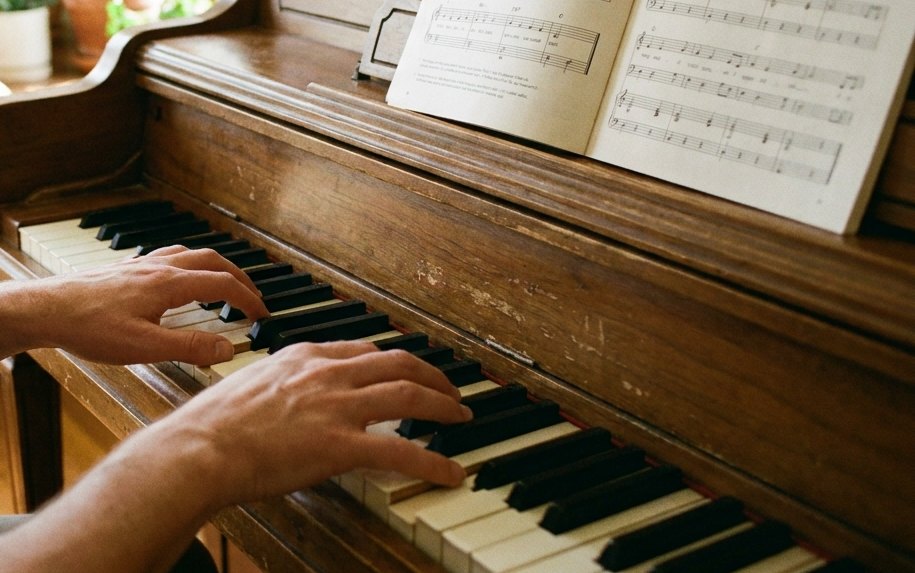 Playing songs at home in the 25-minute mini course